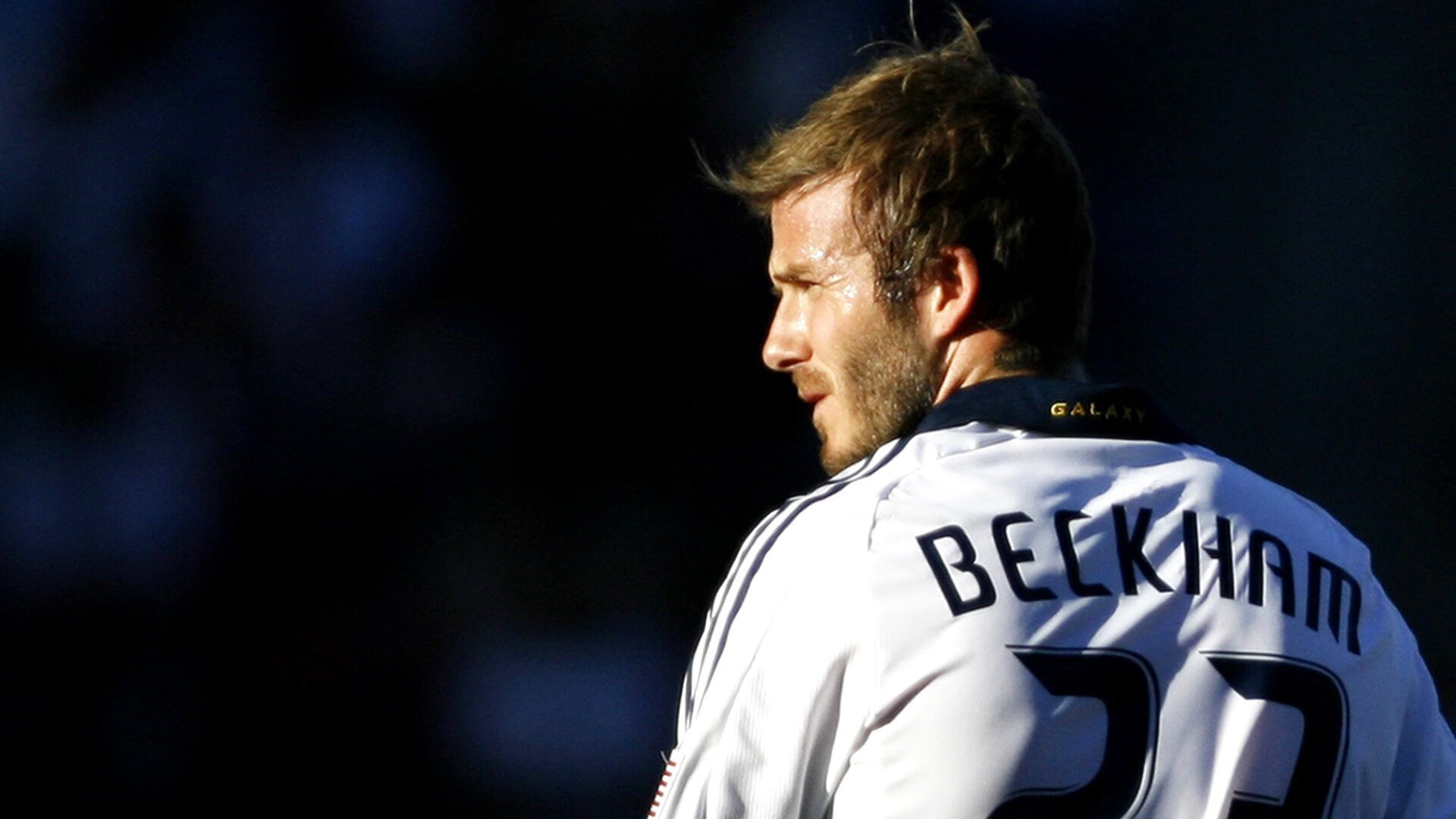 刷新纪录引发热议！阿扎伦卡在掘金比赛中最后时刻胜出引发球迷热议