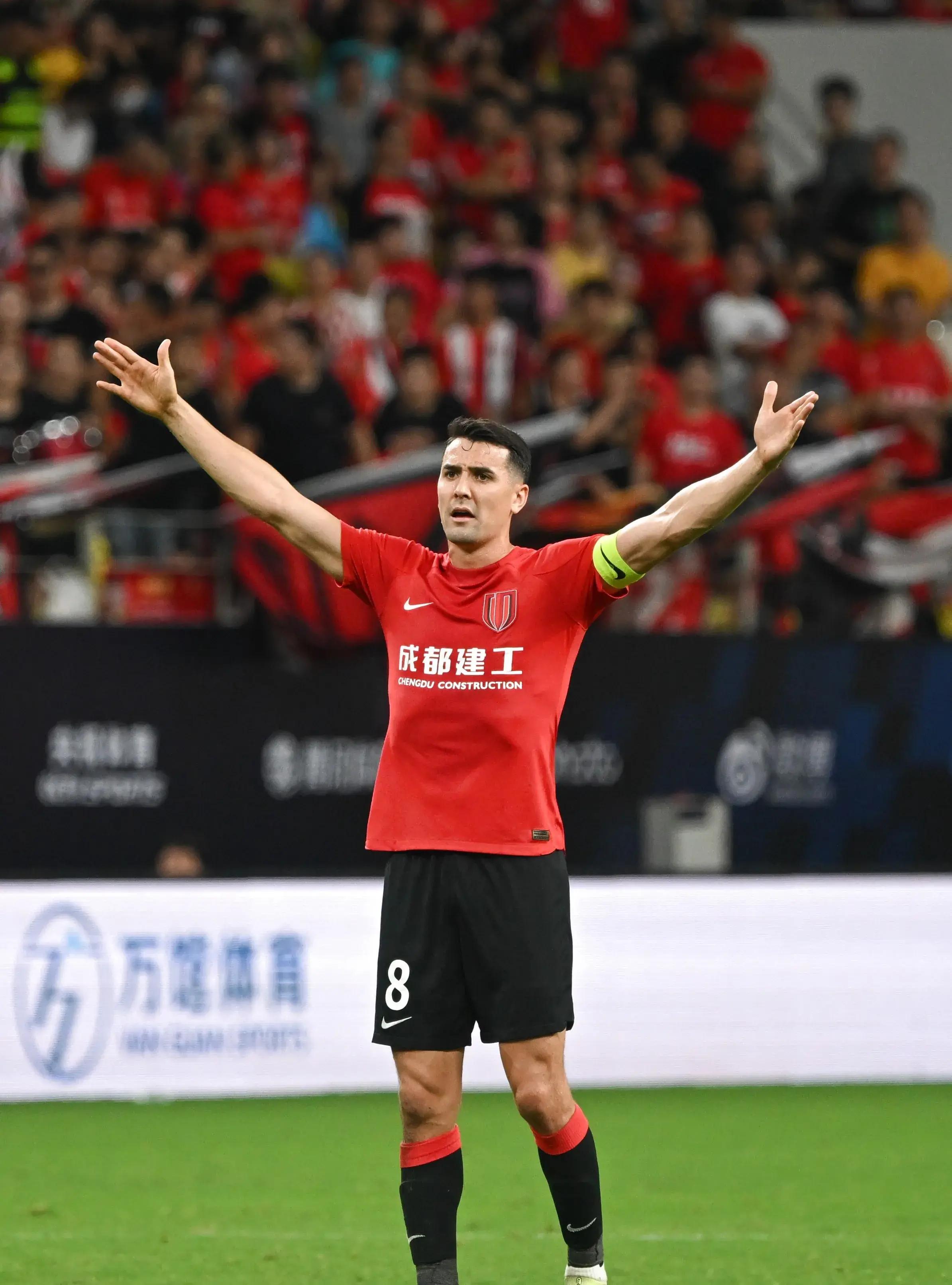 西甲今晚再迎强敌；埃因霍温临场应变；主帅态度：引发热议；年轻球员得到机会的简单介绍