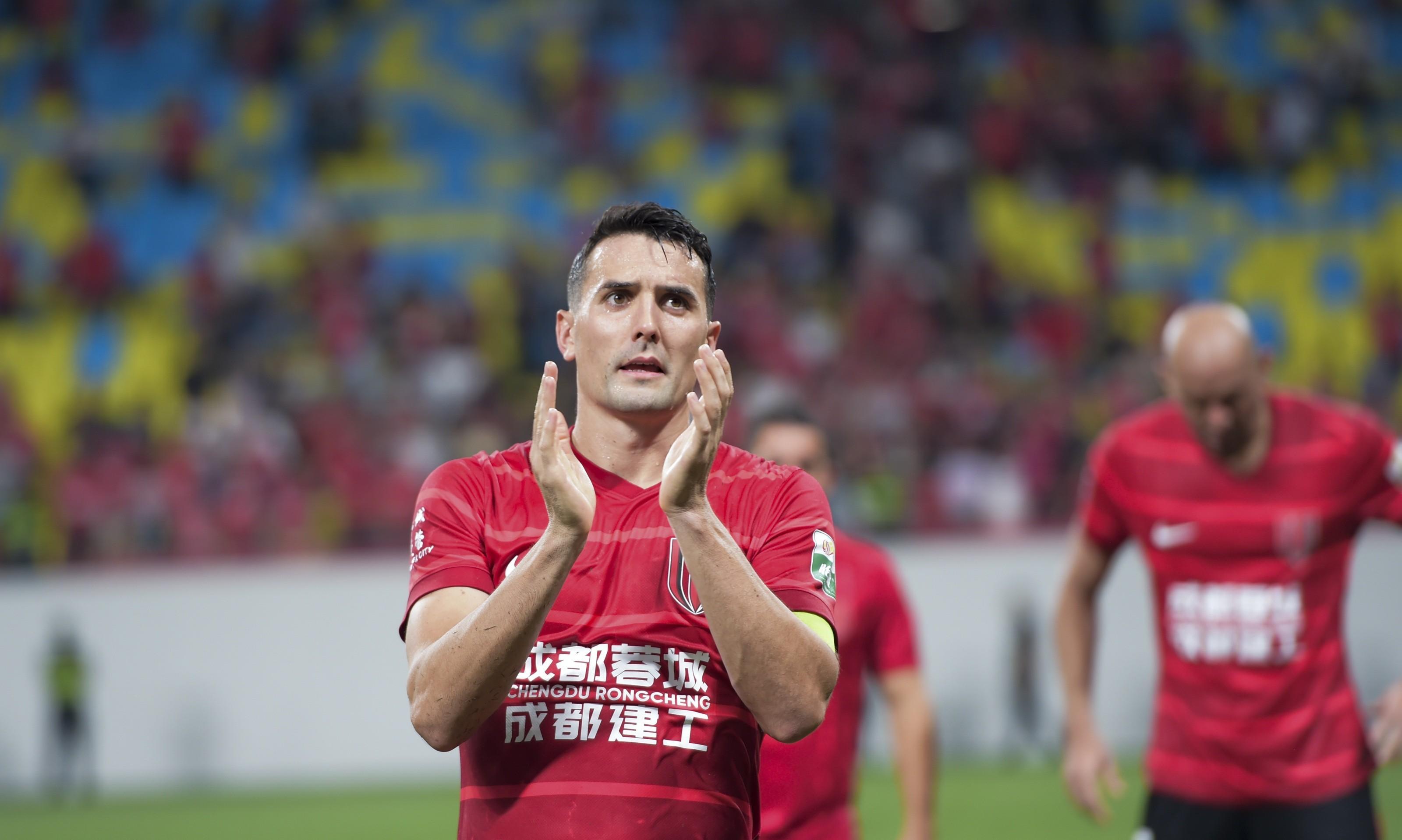 英超赛程吃紧，上海海港集结日单刀错失，赛场秩序良好，赛季目标并未改变的简单介绍